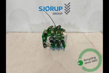 John Deere 8370R  Hydraulic brake valve