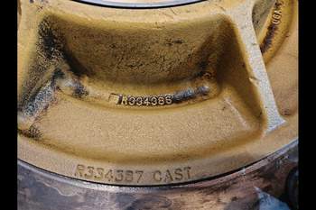 salg af John Deere 8370R LEFT Front axle hub