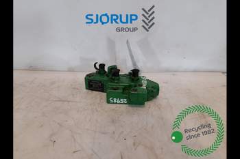 John Deere 8370R  Remote valve end plate