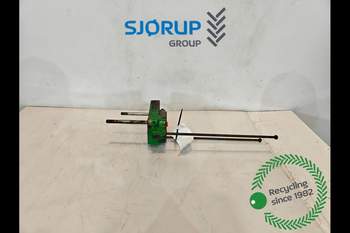 John Deere 8370R  Hydraulic Valve support