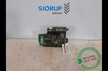 John Deere 8370R  Remote control valve