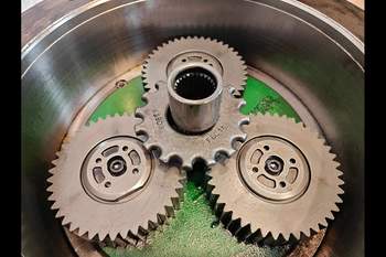 salg af John Deere 8370R RIGHT Front axle final drive