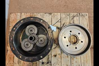 salg af John Deere 8370R LEFT Front axle final drive