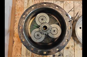 salg af John Deere 8370R LEFT Front axle final drive