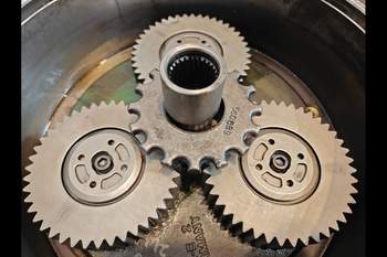 salg af John Deere 8370R LEFT Front axle final drive