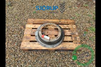 Case Puma 185 LEFT Rim Plate, Front