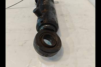 salg af Affjedringscylinder Case Magnum 335