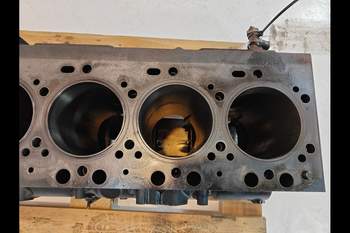 salg af Motorblok Case Magnum 335