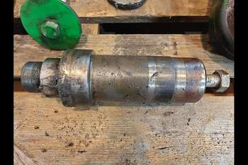 salg af John Deere 8400R  Suspension support