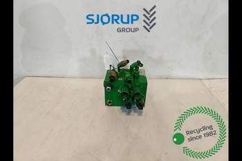 John Deere 8400R  Hydraulic brake valve