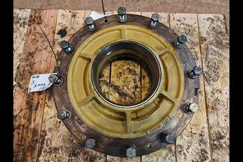 salg af John Deere 8400R RIGHT Front axle hub