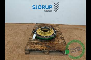 John Deere 8400R LEFT Front axle hub