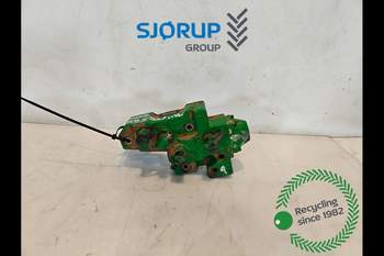 John Deere 8400R  Remote valve end plate