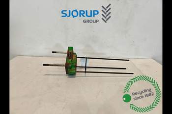 John Deere 8400R  Hydraulic Valve support