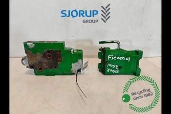 John Deere 8400R  Remote control valve