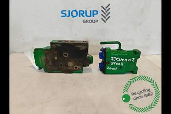 John Deere 8400R  Remote control valve