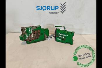John Deere 8400R  Remote control valve