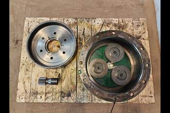 salg af John Deere 8400R RIGHT Front axle final drive