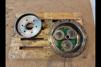 salg af John Deere 8400R LEFT Front axle final drive