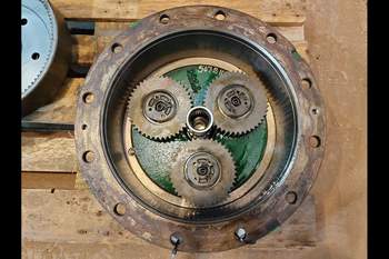 salg af John Deere 8400R LEFT Front axle final drive