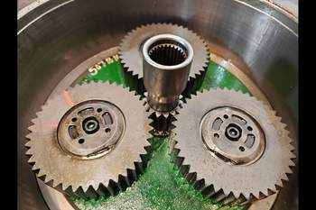 salg af John Deere 8400R LEFT Front axle final drive