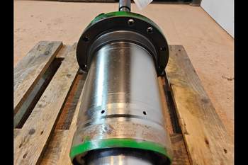 salg af John Deere 8400R  Front axle steering cylinder