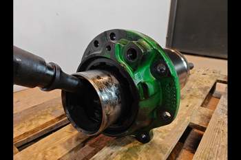 salg af John Deere 8400R  Front axle steering cylinder