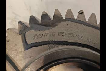 salg af John Deere 8400R  Transmission Parts