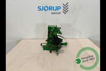 John Deere 8400R  Hydraulic valve