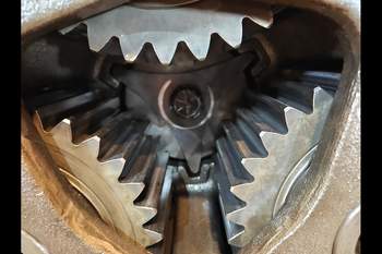 salg af John Deere 8400R LEFT Rear Half Axle