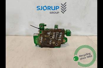 John Deere 8400R  Hydraulic lift valve