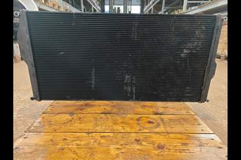 salg af John Deere 8400R  Water Radiator