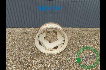 Framhjulsfälg Ford 8240 VÄNSTER