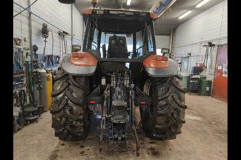 salg af New Holland M135 traktor