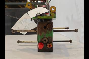 salg af John Deere 6210 Hydraulic Valve support