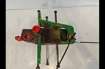 salg af John Deere 6210 Hydraulic Valve support