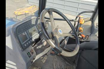 salg af New Holland 7840 traktor