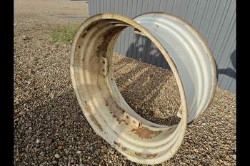 salg af Fælgring New Holland 8340 Bag Venstre