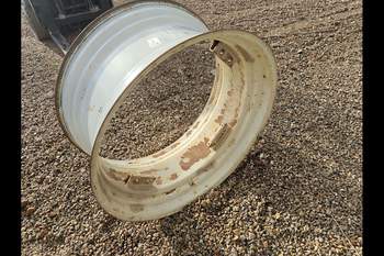 salg af Fælgring New Holland 8340 Bag Venstre