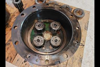salg af John Deere 8320R RIGHT Front axle final drive