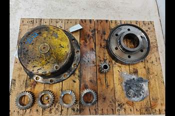 salg af John Deere 8320R RIGHT Front axle final drive