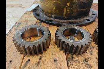salg af John Deere 8320R RIGHT Front axle final drive