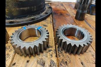 salg af John Deere 8320R RIGHT Front axle final drive