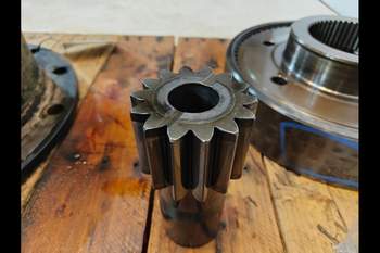 salg af John Deere 8320R RIGHT Front axle final drive