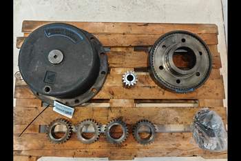 salg af John Deere 8320R LEFT Front axle final drive