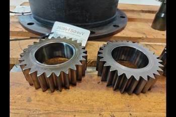 salg af John Deere 8320R LEFT Front axle final drive