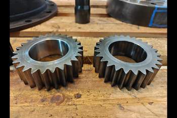 salg af John Deere 8320R LEFT Front axle final drive