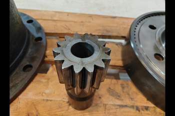salg af John Deere 8320R LEFT Front axle final drive