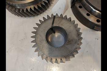 salg af John Deere 8320R Transmission Parts