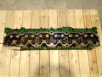 salg af John Deere 8520  Cylinder Head